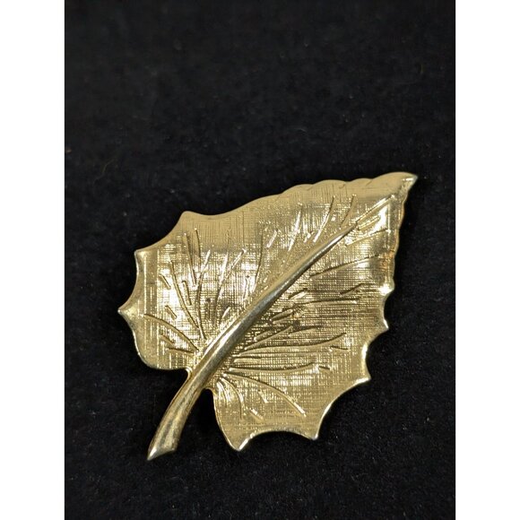 Vintage Gold Tone Textured Leaf Pin Brooch Retro Classic - Picture 3 of 10